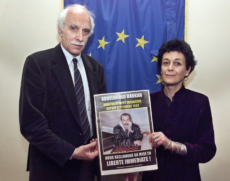 Erik Jurgens (g), membre de la Commission des questions juridiques et des droits de l'homme de l'assemblée parlementaire du Conseil de l'Europe et l'avocate de l'algérien Abdelhamid Hakkar, Me Isabelle Coutant-Peyre, lors d'une conférence de presse, le 14 février 2000 à Paris