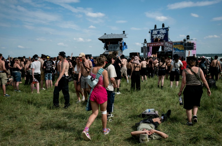 Des participants à une free party sur un site militaire à Cornusse, près de Bourges, le 1er mai 2026 dans le Cher
