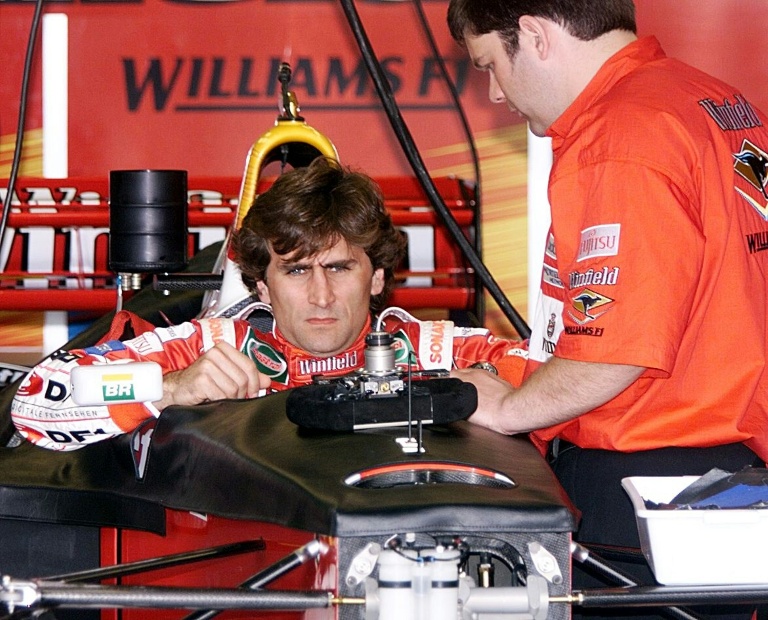 Alex Zanardi s'installe au volant de sa Williams à l'occasion du Grand Prix du Brésil de Formule 1 le 8 avril 1999 à Sao Paulo