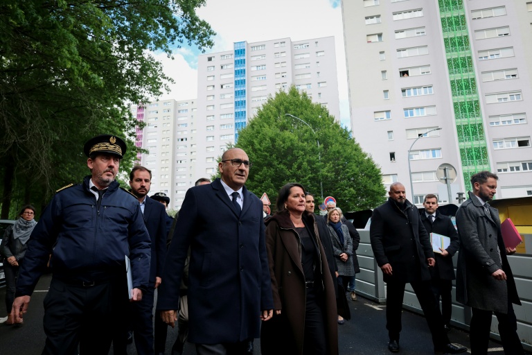 Le ministre de l'Intérieur, Laurent Nuñez (2e g), le préfet de la région Pays de la Loire, Fabrice Rigoulet-Roze (g), et la maire de Nantes, Johanna Rolland (c), arrivent dans le quartier de Port-Boyer au lendemain d'une fusillade qui a tué un adolescent de 15 ans, le 15 mai 2026 à Nantes