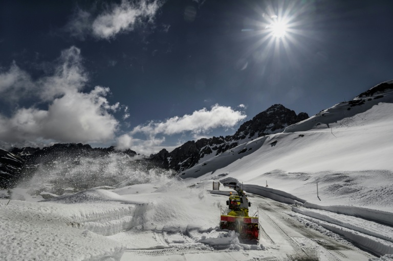 Une fraise à neige déneige une route au col du Galibier dans les Alpes le 20 mai 2026