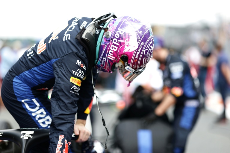 Max Verstappen (Red Bull) examine attentivement sa RB22 sur la grille du sprint du Grand Prix de Miami, le 2 mai 2026