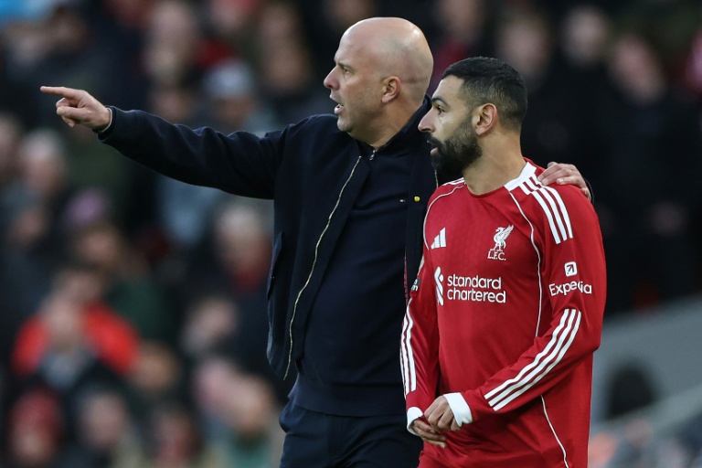 L'entraîneur de Liverpool Arne Slot (g) et Mohamed Salah lors du match de Premier League contre Tottenham, le 15 mars 2026 à Liverpool