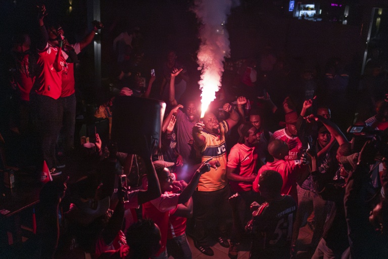 Des supporteurs kenyans du club anglais d'Arsenal fêtent la qualification de leur équipe pour la finale de la Ligue des champions après une victoire contre l'Atlético Madrid, à Nairobi, le 5 mai 2026