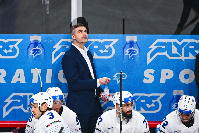 Le sélectionneur de l'équipe de France, Yorick Treille, lors du match du Championnat du monde de hockey sur glace opposant l'Autriche à la France à Stockholm, le 16 mai 2025
