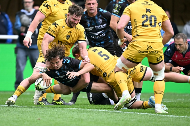 Le demi de mêlé de Montpellier Alexis Bernadet marque un essai en demi-finale de la Challenge cup dimanche contre Newport.