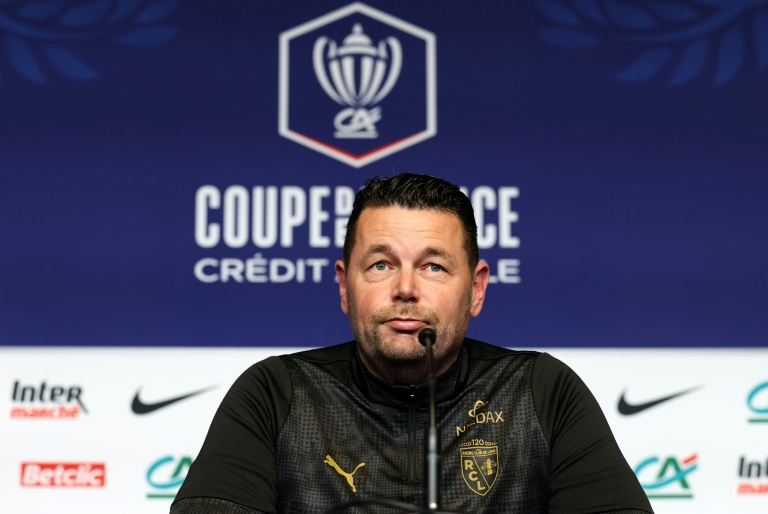 L'entraîneur du RC Lens Pierre Sage s'exprimant en conférence de presse au Stade de France, à la veille d'affronter l'OGC Nice, le 21 mai 2026 à Saint-Denis, près de Paris