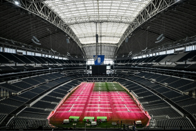 La croisssance de la pelouse du stade AT&T d'Arlington, près de Dallas (Texas), est stimulée par des rangées d'ampoules qui diffusent une lumière violette le 14 mai 2026