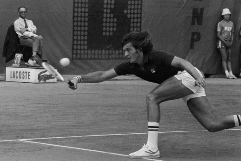 L'Italien Adriano Panatta durant son quart de finale de Roland-Garros contre le Suédois Björn Borg le 9 juin 1976