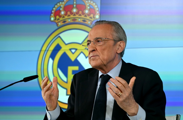 Le président Florentino Perez s'adressant aux reporters au centre d'entraînement du club à Valdebebas, le 12 mai 2026
