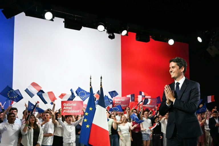 L'ex-Premier ministre et candidat de Renaissance à la présidentielle française, Gabriel Attal, salue des sympathisants lors de son premier meeting de campagne à Paris, le 30 mai 2026