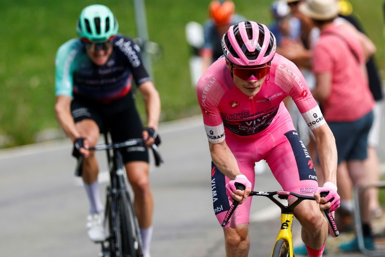Jonas Vingegaard avec le  maillot rose de leader attaque dans la dernière montée et lâche l'Autrichien Felix Gall de la Decathlon-CMA CGM le 26 mai 2026 à Cari en Suisse