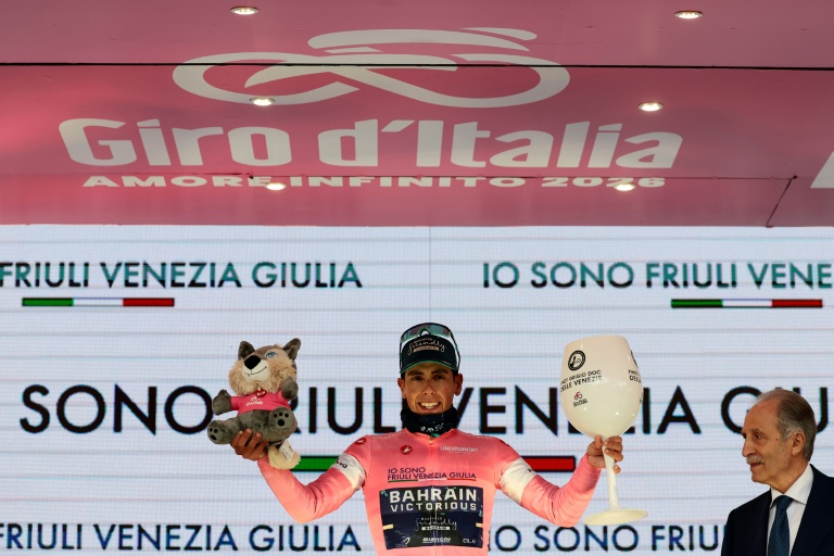 Le Portugais Afonso Eulalio célèbre son amillot rose de leader sur le podium après sa 2e place sur la 5e étage du Tour d'Italie le 13 mai 2026
