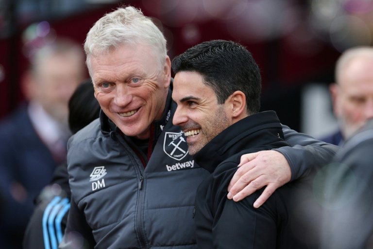 Mikel Arteta (à droite) dans les bras de David Moyes le 11 février 2024 au London Stadium de West Ham. Plus encore que Pep Guardiola, avec lequel il a travaillé pendant trois ans à Manchester City, c'est le manager écossais qui a inspiré l'entraîneur espagnol d'Arsenal