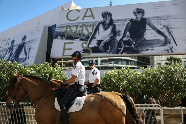 Des policiers à cheval patrouillent devant le Palais du Festival lors de la 79e édition du Festival de Cannes, le 12 mai 2026