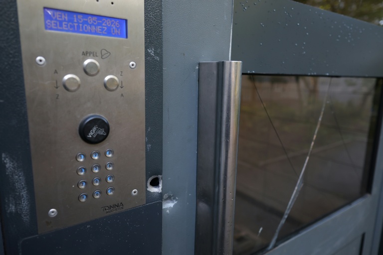 Un impact de balle dans la porte d'entrée d'un immeuble, lieu d'une fusillade qui a tué un adolescent de 13 ans, le 15 mai 2026 à Nantes, en Loire-Atlantique