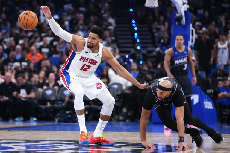 Tobias Harris (g) se défait de Jalen Suggs lors du match 6 du premier tour des play-offs de NBA entre les Detroit Pistons et le Orlando Magic, le 1er mai 2026 à Orlando