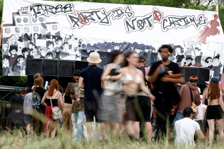 Des participants à une free party sur un site militaire à Cornusse, près de Bourges, le 2 mai 2026