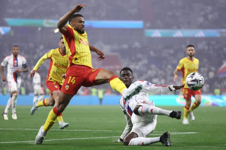 Le défenseur lensois Matthieu Udol (G) et le défenseur lyonnais Moussa Niakhate lors de la lourde défaite de Lyon 4-0, le 17 mai 2026 au Groupama Stadium de Decines-Charpieu