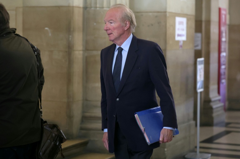 L'ancien ministre français de l'Intérieur, Brice Hortefeux, arrive au Palais de justice de Paris, le 11 mai 2026, pour le procès en appel dans l'affaire du financement libyen de la campagne présidentielle de Nicolas Sarkozy en 2007