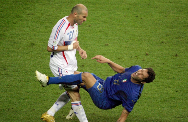 Coup de boule à Marco Materazzi et expulsion en finale d'une Coupe du monde: le 9 juillet 2006, Zinédine Zidane entre définitivement dans la légende du football. L'Italie s'impose aux tirs au but au Stade olympique de Berlin