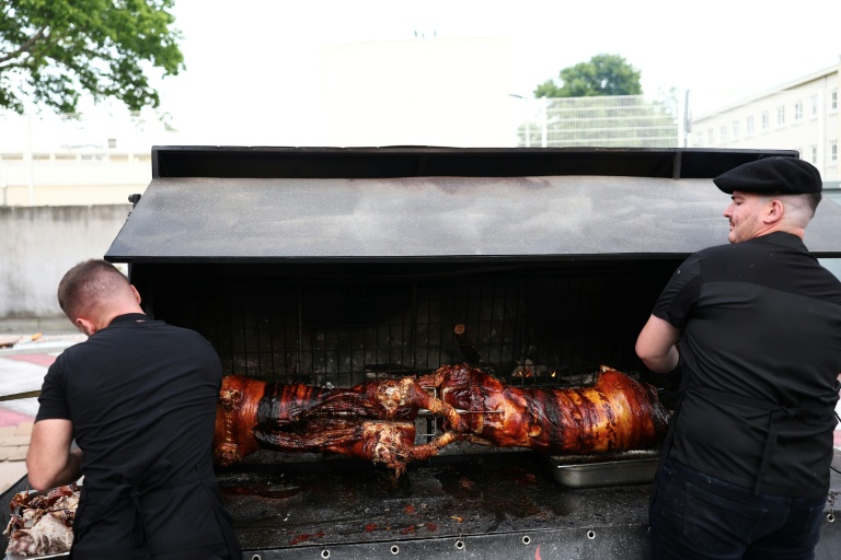 Des cochons grillés pérpapé lors d'un banquet du Canon français, à Montélimar dans la Drôme, le 8 mai 2026