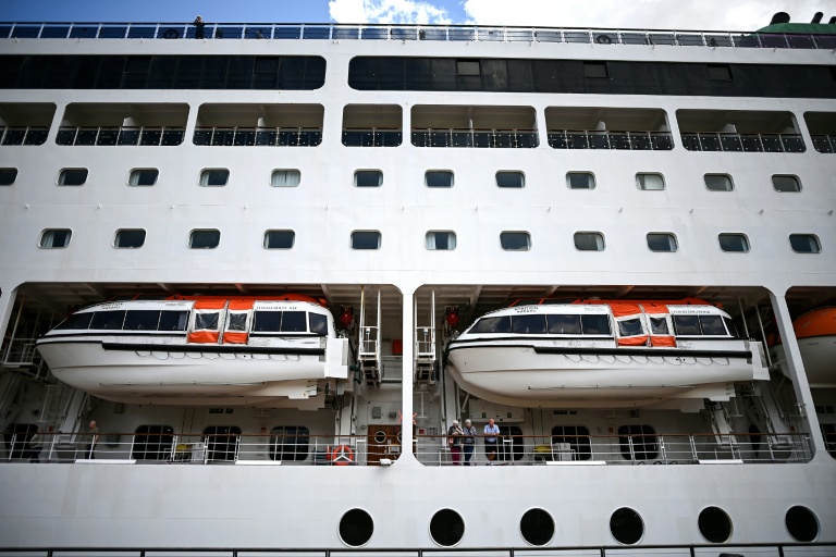 Des passagers à bord du paquebot confiné à Bordeaux, le 13 mai 2026