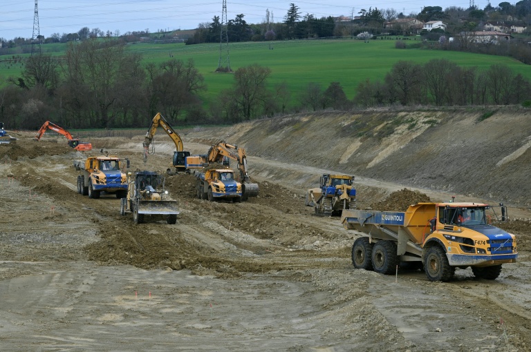 Des engins de chantier sur le site de construction de l'A69 à Teulat, dans le Tarn, le 6 mars 2026