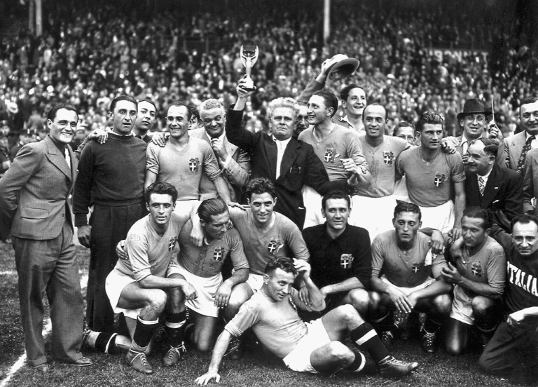 L'équipe d'Italie victorieuse de sa deuxième Coupe du monde d'affilée après avoir battu la Hongrie en finale (4-2) le 19 juin 1938 à Colombes, près de Paris