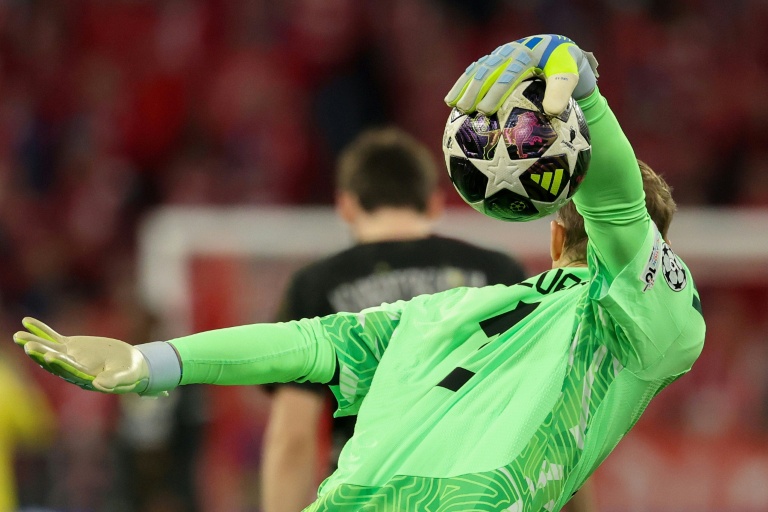Manuel Neuer auteur de plusieurs arrêts pour le Bayern Munich contre le PSG en Ligue des champions à Munich, le 6 mai 2026
