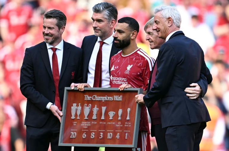 Le Pharaon Mohamed Salah est honoré par la direction de Liverpool à l'issue du match contre Brentford, son dernier avec le club, le 24 mai 2026 à Anfield