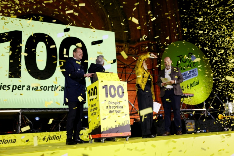 Le directeur général du Tour de France Christian Prudhomme (à gauche) et le maire de Barcelone Jaume Collboni le 26 mars 2026 à Barcelone en Espagne