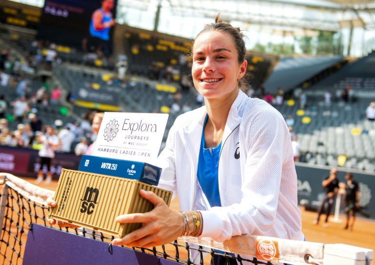 La Française Loïs Boisson pose avec le trophée après avoir remporté le tournoi de tennis de Hambourg, le 20 juillet 2025, en battant en finale la Hongroise Anna Bondar