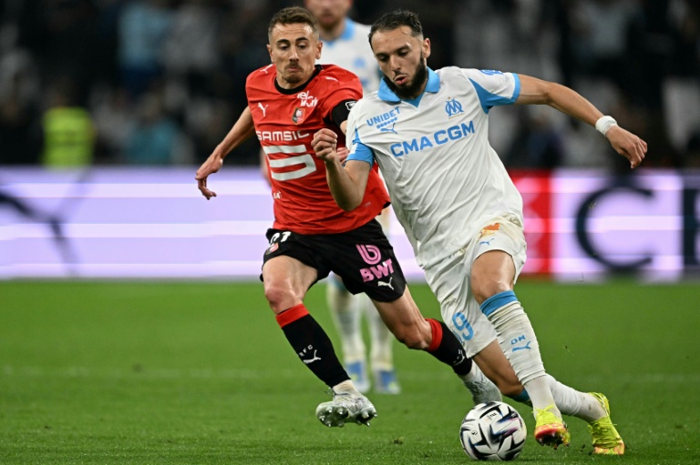 Valentin Rongier et Amine Gouiri au duel lors du match entre l'Olympique de Marseille et le Stade Rennais pour la 34e journée de Ligue 1 au Stade Vélodrome le 17 mai 2026