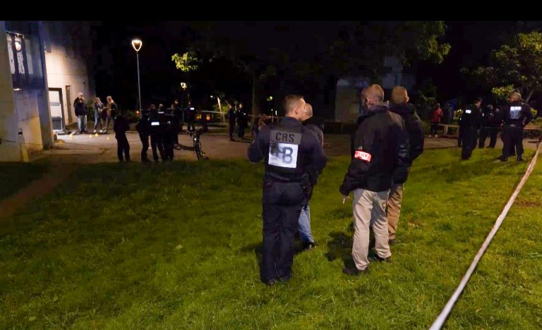 Cette capture d'écran montre des policiers sur les lieux d'une fusillade à Nantes, en Loire-Atlantique, le 14 mai 2026