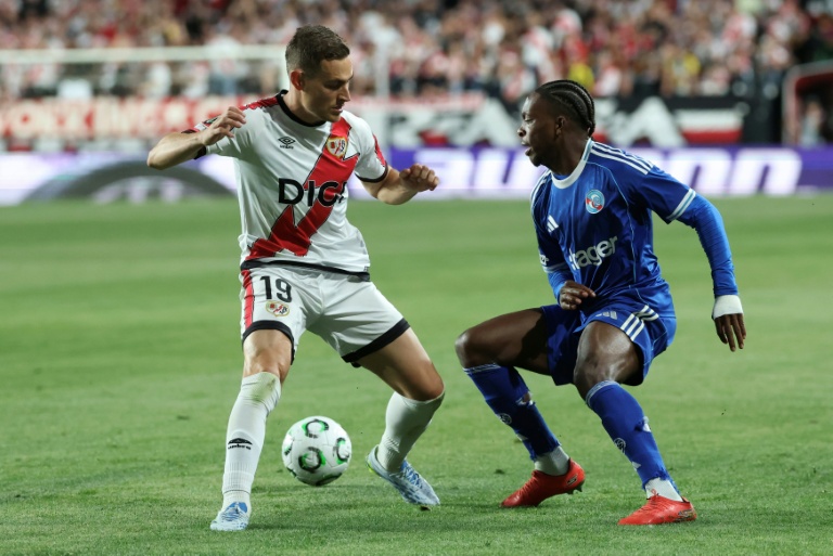Le joueur du Rayo Vallecano Jorge Frutos et le Strasbourgeois Martial Godo (D) lors de la demi-finale aller de la Ligue Conférence remportée par le club madrilène 1-0, le 30 avril 2026 à Madrid
