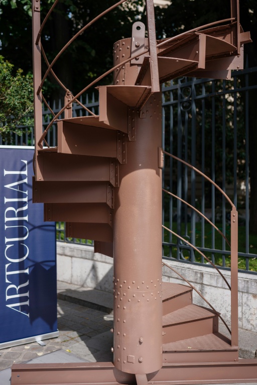 Un tronçon de l'escalier de la Tour Eiffel composé de 14 marches photographié le 13 mai 2026 vendu par Artcurial à un collectionneur français