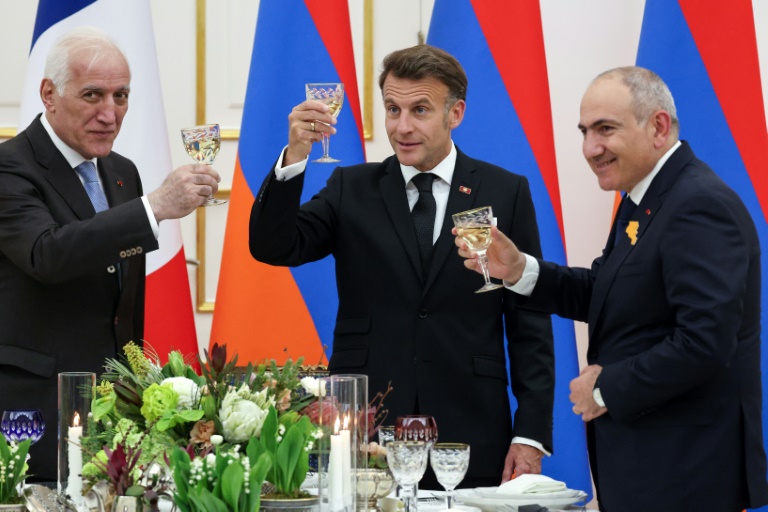 Le président arménien Vahagn Khachaturyan, le président français Emmanuel Macron et le Premier ministre arménien Nikol Pashinyan porte un toast au palais présidentiel lors du dîner d'Etat, à Erevan le 4 mai 2026