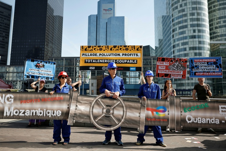 Des militants d'ONG environnementales ont manifesté pendant une demi-heure dans le quartier d’affaires de la Défense, avant l'AG de TotalEnergies, à Paris le 29 mai 2026