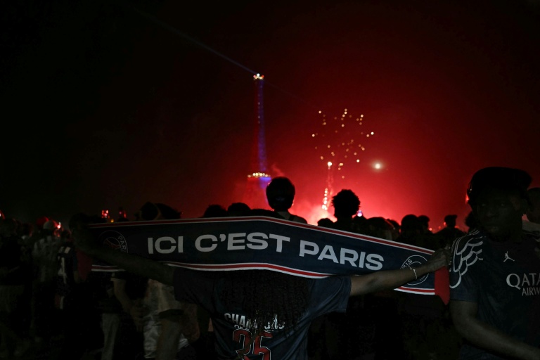 Des supporteurs célèbrent la victoire du PSG en Ligue des Champions, le 330 mai 2026 sur la place du Trocadéro à Paris
