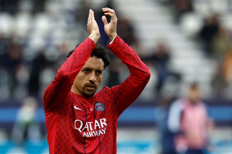 Le défenseur brésilien du Paris Saint-Germain, Marquinhos, salue le public pendant l'échauffement avant le match de Ligue 1 entre le Paris FC et le PSG, à Paris, le 17 mai 2026