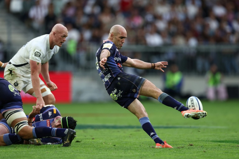 Le demi de mêlée de Bordeaux-Bègles Maxime Lucu frappe au pied lors de la demi-finale de Champions Cup contre Bath dimanche, au Stade Atlantique de Bordeaux