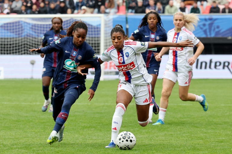 La défenseuse du PSG Tara Elimbi Gilbert (à gauche) aux prises avec la Lyonnaise Ashley Lawrence à Valenciennes, le 10 mai 2026