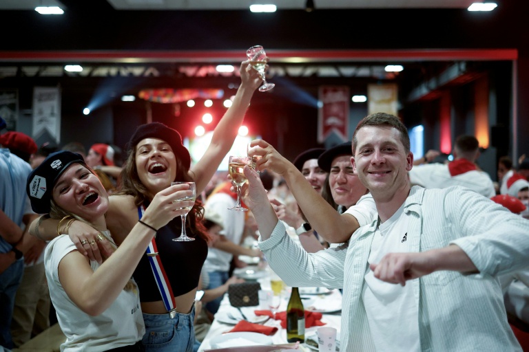Des participants à un banquet du Canon français, à Montélimar dans la Drôme, le 8 mai 2026