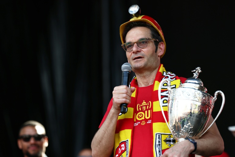 Le président du RC Lens Joseph Oughourlian s'adresse aux supporters lors de la parade pour fêter la victoire en Coupe de France, le 23 mai 2026 à Lens