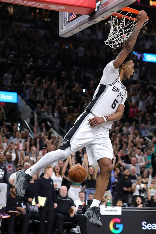 Stephon Castle inscrit un panier lors du match 4 de la finale de conférence Ouest entre les San Antonio Spurs et l'Oklahoma City Thunder, le 24 mai 2026 à San Antonio
