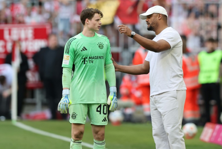 L'entraîneur du Bayern Munich Vincent Kompany discute avec son gardien Jonas Urbig, à Munich, le 2 mai 2026