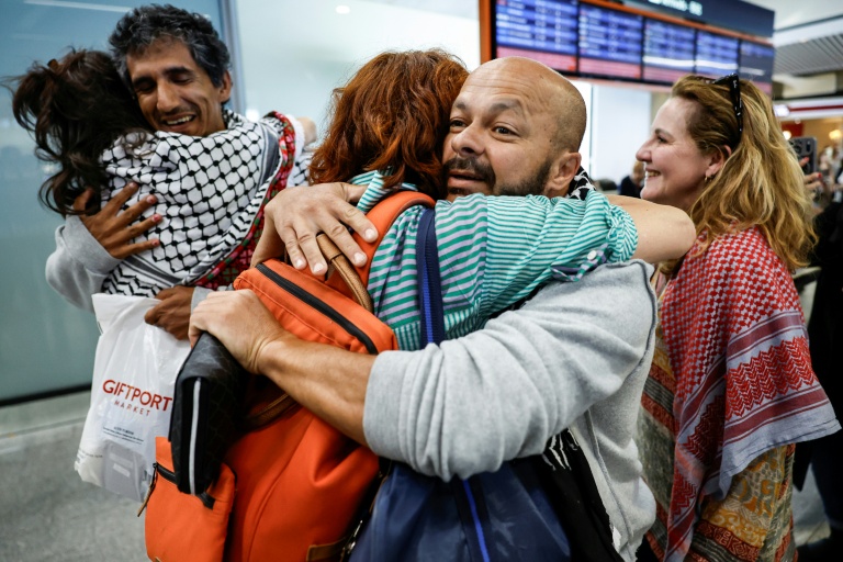 Des militants français, détenus et expulsés par Israël après l'interception de la flottille pour Gaza, retrouvent des proches à l'aéroport de Roissy-Charles-de-Gaulle, le 22 mai 2026 au nord de Paris