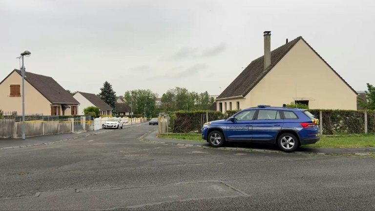 Capture d'écran d'une vidéo AFP montrant une voiture de gendarmerie garée dans une rue où une collégienne de 14 ans a été tuée à l'arme blanche, le 6 mai 2026 à Fère-en-Tardenois, dans l'Aisne