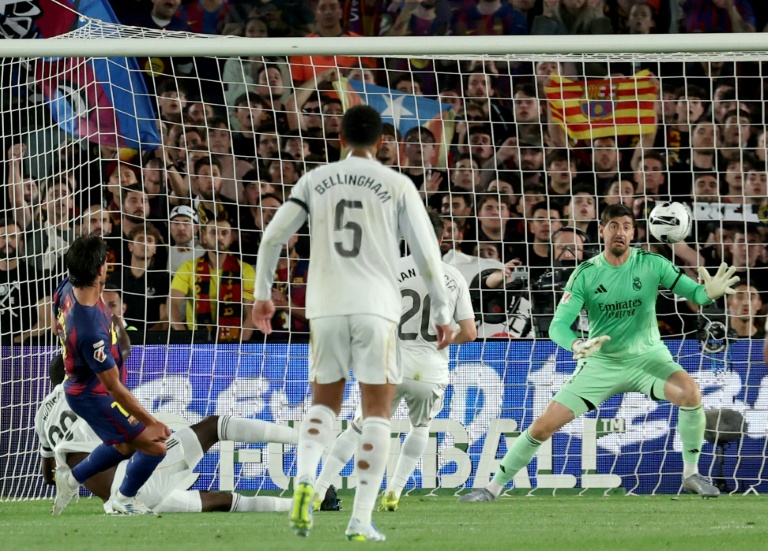 La défense du Real Madrid concède un deuxième but lors du dernier clasico contre le FC Barcelone, le 10 mai 2026 au Camp Nou